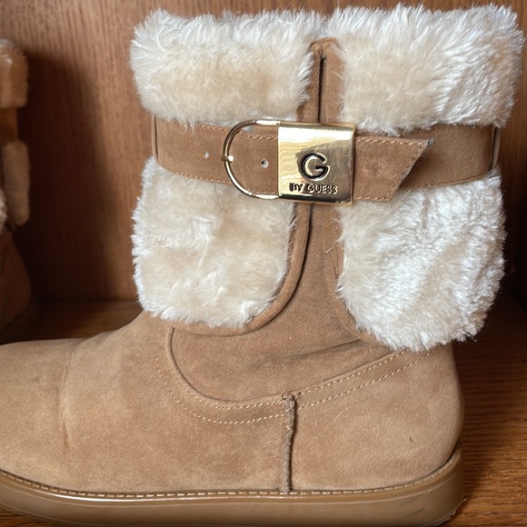 Adorable fuzzy Guess boots - Picture 3 of 3